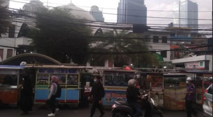 Sejumlah pedagang takjil di kawasan Bendungan Hilir, Jakarta Pusat, Selasa, (13/4/2021). (cr05)