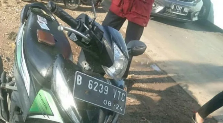 Sepeda motor yang ditabrak mobil misterius di Cengkareng, Jakarta Barat. (ist)