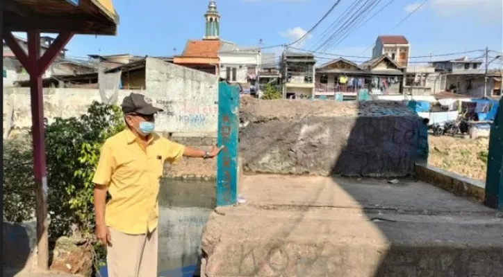 Lokasi jembatan penyebrangan orang penghubung Kelurahan Kampung Rawa dan Kelurahan Tanah Tinggi, Kecamatan Johar Baru, Jakpus. (foto: cr05/poskota.co.id)