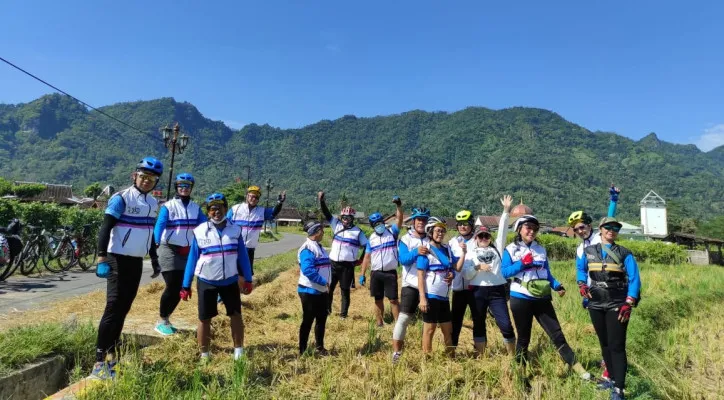 Gowes Ria Lansia ala HIC: Tingkatkan Imun, Majukan Pariwisata. (foto: yahya)