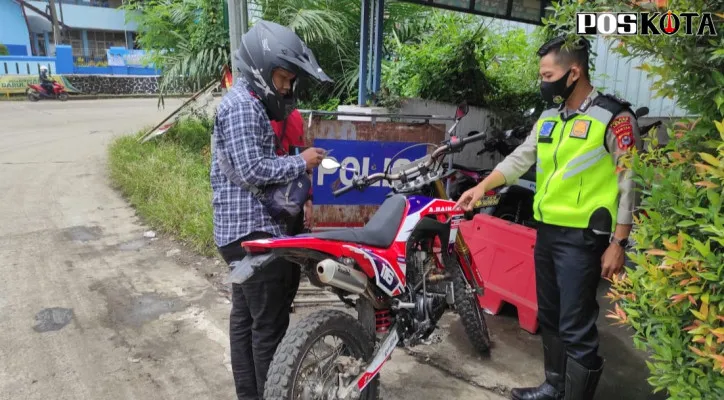 Anggota Satlantas Polres Lebak menindak pengendara knalpot bising. (foto: yusuf permana)