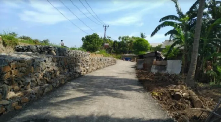 Jalan alternatif di Kampung Kandang Genteng, Desa Tanjung Burung, Kecamatan Teluknaga Kabupaten Tangerang. (foto: ridsha)