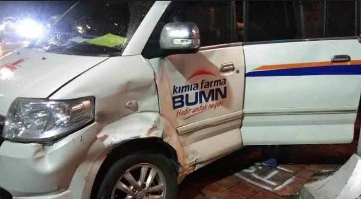 Penampakan ambulans milik BUMN pasca kecelakaan di perempatan Jalan Gunung Sahari, Sawah Besar, Jakarta Pusat. (foto: ist)