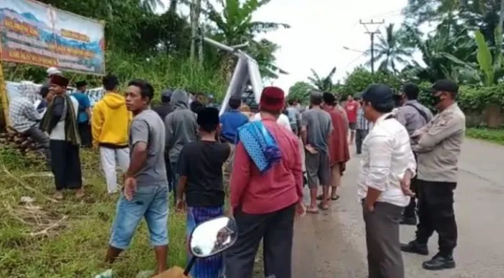 Sejumlah warga saat menolak pemasangan plang milik PT Sintesa Banten Geothermal, di Kabupaten Serang. (foto: ist)