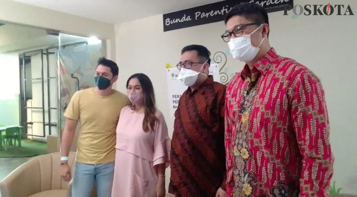 Andrew Andika, Tengku Dewi Putri, Dr. Abdullah Reza Sp.A/dr. Abrez, Dr. Batara Imanuel Sirait, SpOG(K) saat jumpa pers di RSIA Bunda, Menteng Jakarta Pusat. (cr07)