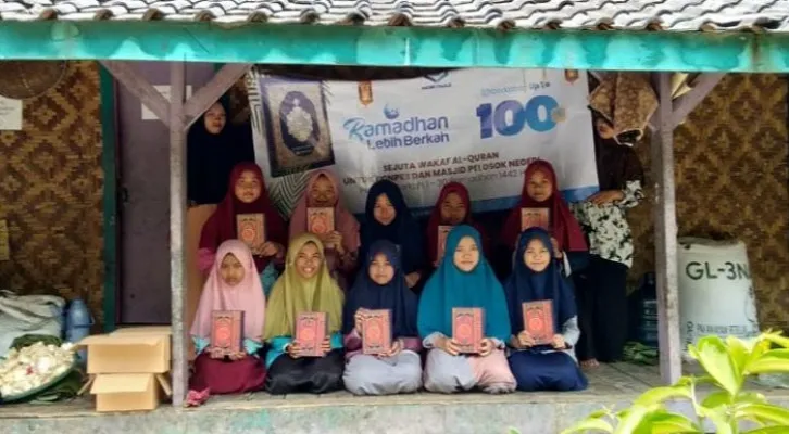 Santri Darut Tafsir menyalurkan bantuan wakaf Al-Qur'an (foto: yusuf permana/poskota.co.id) 