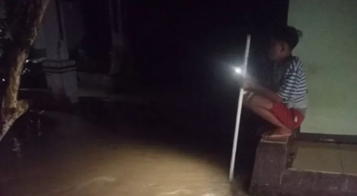 Banjir merendam salah satu rumah warga di Desa Narimbang Mulya. (ist) 