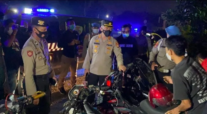 : Kapolres Metro Bekasi, Kombes Pol Hendra Gunawan (tengah) menindak langsung sepeda motor berknalpot bising yang hendak digunakan SOTR. (foto: ist)