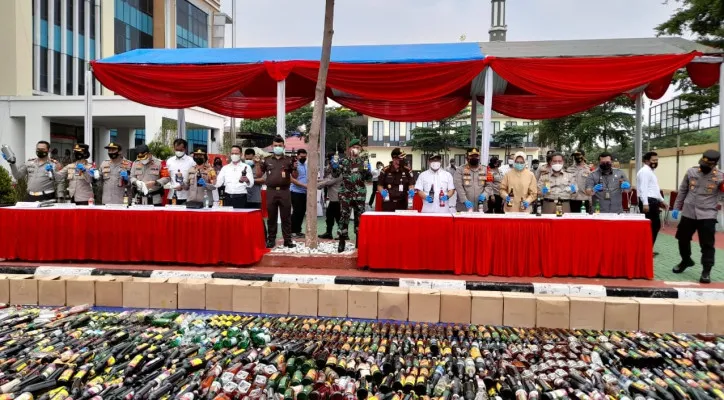 Polres Tangerang Selatan (Tangsel) melakukan pemusnahan 4.000 minuman keras (Miras) di Mapolres Tangsel, Senin (19/4/2021). (ist)