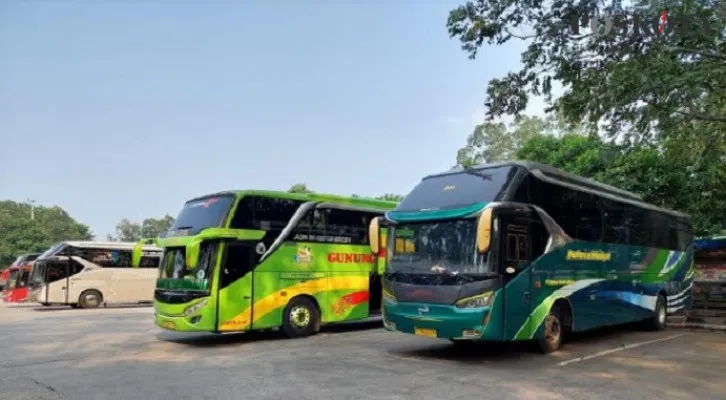 Kalangan POS Bus kecewa mudik Lebaran dilarang. Suasana Terminal Bus Poris Plawad. (foto: fernando toga/poskota.co.id)