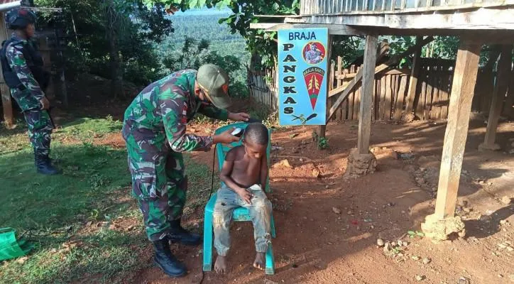 Satgas Pamtas Yonif 131/Brs memberikan layanan pangkas rambut gratis di Papua. (foto: ist)