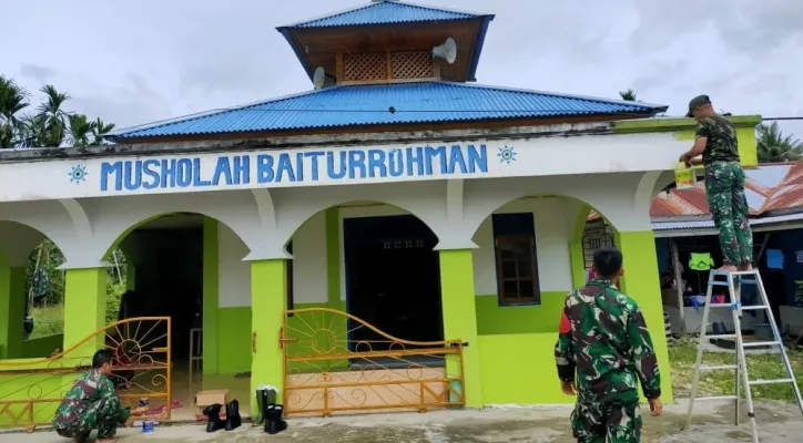 Satgas Pamtas Yonif 131 membantu warga merenovasi musala di Kampung Sanggaria Papua. (foto: ist)