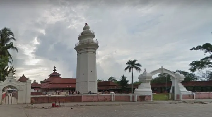 Wisata religi ke Masjid Agung Banten, menyusuri jejak sejarah islam. (foto: ist)