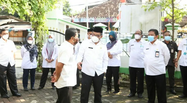 Plh Bupati Pandeglang Pery Hasanudin saat melakukan sidak di Dinas Pertanian, Rabu (21/4/2021). (ist)