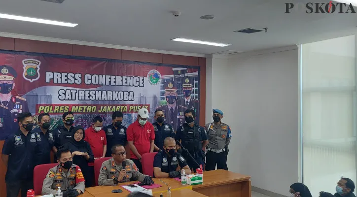 Konferensi pers Kabid Humas Polda Metro Jaya Kombes Pol Yusri Yunus terkait penangkapan artis Rio Reifan di Polres Metro Jakpus. (foto: poskota/cr05)