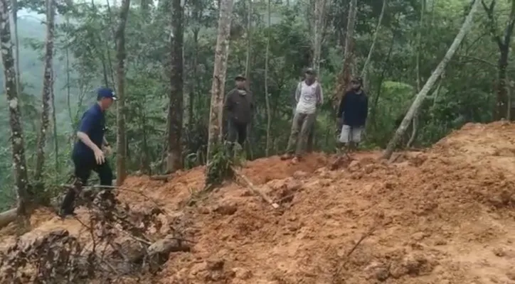 Petugas melakukan  peninjauan ke lokasi Gunung Liman, Cibarani (ist) 