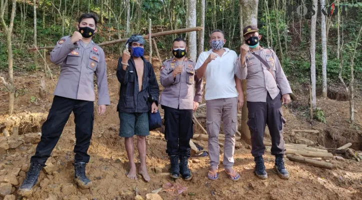 Polsek Leuwidamar dan Cirinten meninjau lokasi Peti di Gunung Liman,  Cirinten. (foto: ist)