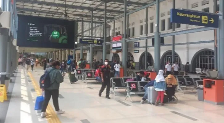 Suasana Stasiun Pasar Senen Jakpus di hari kedua penerapan pengetatan aturan larangan mudik. (cr05)