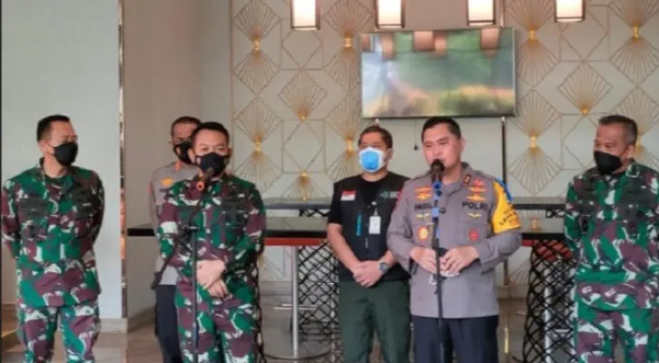 Kapolda Metro Jaya Irjen Pol Fadil Imran bersama Pangdam Jaya Mayjen TNI Dudung Abdurahman saat di Hotel Holiday Inn dan Suites Gajah Mada, tempat WNA India diisolasi. (foto: ist)