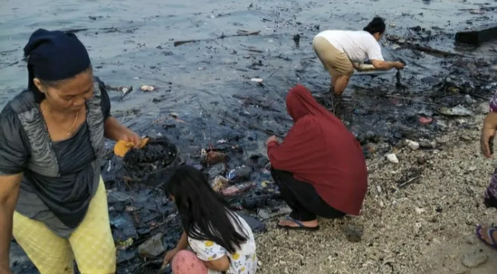 Warga bersama Petugas PJLP gotong royong membersihkan limbah yang ada di perairan Pulau Untung Jawa Kecamatan Kepulauan Seribu Selatan. (foto: ist)