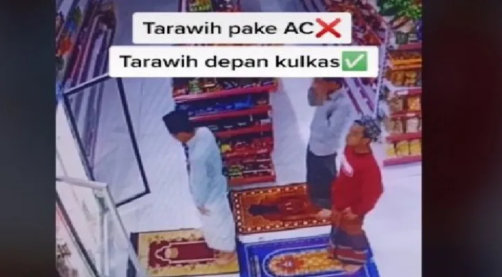 Tangkapan layar tiga pria salat di minimarket (Foto: @hanif_aif/TikTok)