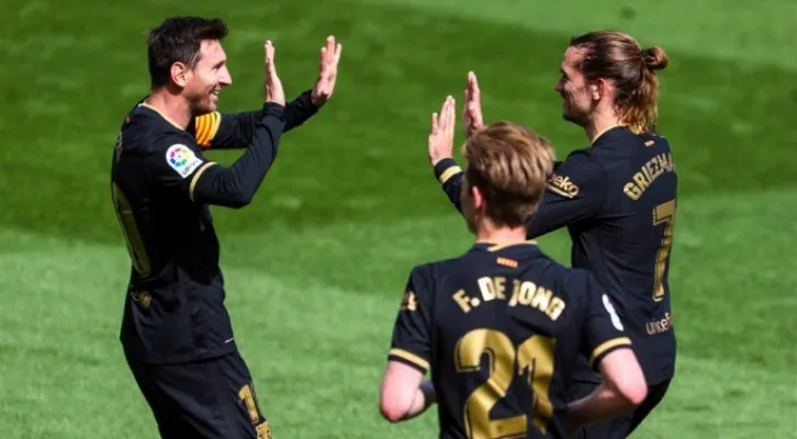 Messi bersama De Jong saat merayakan gol Antoine Griezmann ke gawang Villarreal. (foto: @FCBarcelona)