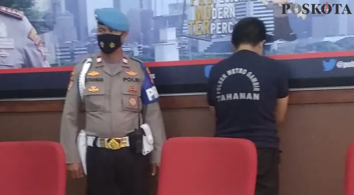 Polres Metro Jakarta Pusat berhasil mengamankan IM, tersangka pembunuhan wanita yang mayatnya ditemukan membusuk di belakang rumah, Jalan Petojo , Gambir, Jakpus. (cr05)