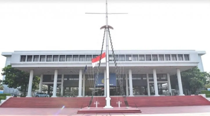 TNI AL melaksanakan hari berkabung dengan mengibarkan  bendera Merah Putih setengah tiang selama 7 hari. (foto: ist)