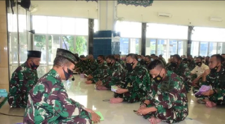 Prajurit dan PNS Lantamal VSurabaya melaksanakan Shalat Gaib dan Doa Bersama untuk 35 TNI AL ABK dan non ABK KRI Nanggala-402 yang gugur. (foto: ist)