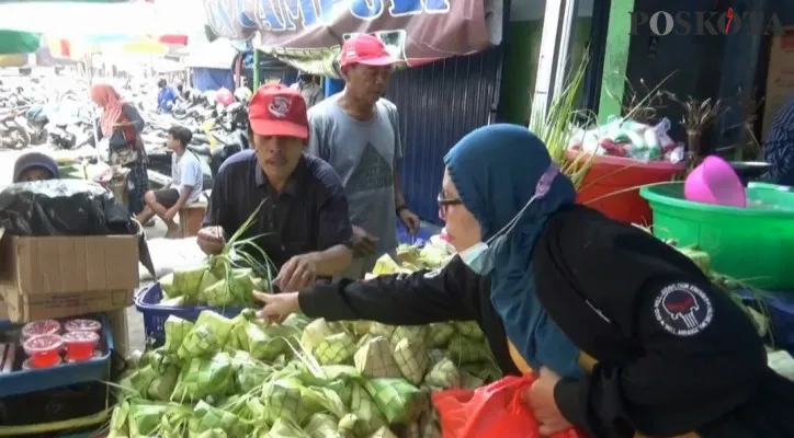 Penjual ketupat di pasar Rangkasbitung. (foto: yusuf permana/ilustrasi)