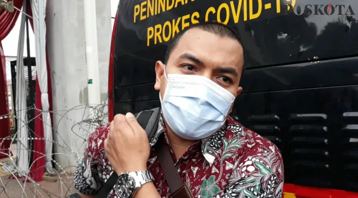 Anggota tim kuasa hukum Munarman, Aziz Yanuar. (foto: poskota/mochamad ifand)