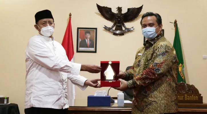 Gubernur Banten, Wahidin Halim saat menyambut kedatangan tim Ombudsman. (foto: istimewa)