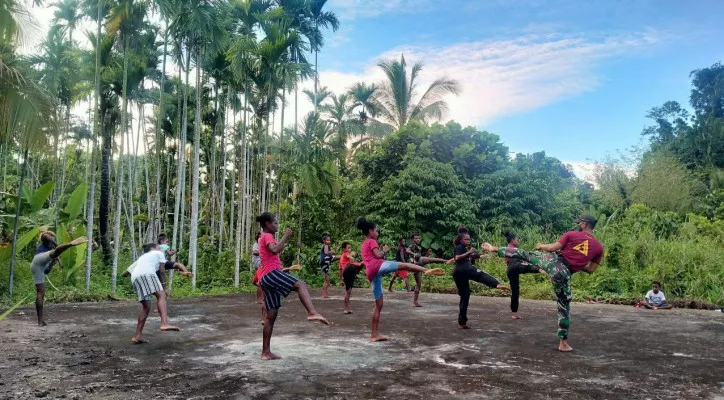 TNI mengajarkan beladiri pencak silat kepada masyarakat di Papua