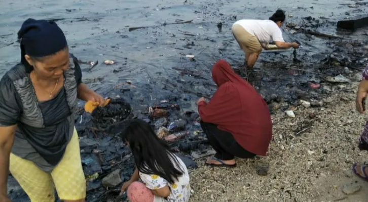 Warga ikut serta membersihkan limbah minyak yang mencemari sepanjang badan Pantai Arsa, Pantai Sakura wilayah pantai RT 03, RW 03 dan di pantai selatan daya Pulau Untung Jawa. (ist)