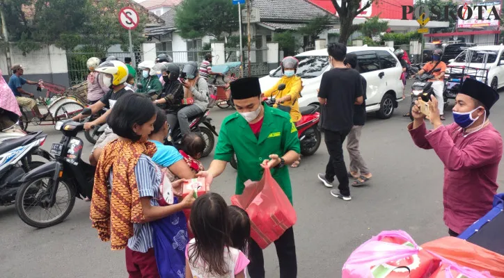 GP Ansor membagikan takjil di Rangkasbitung. (foto: yusuf permana)