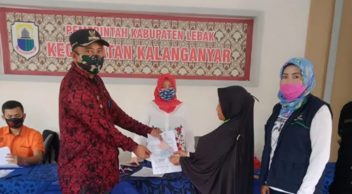 Pembagian BST di Kecamatan Kalanganyar. (foto: ist)