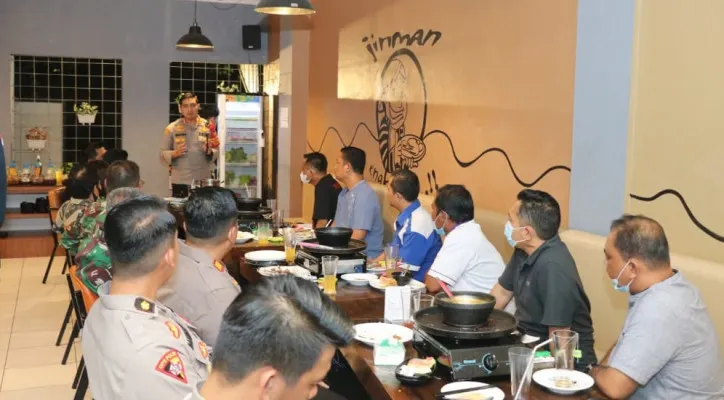 Kapolresta Tangerang Kombes Pol Wahyu Sri Bintoro bertemu dengan para buruh untuk mengajak melakukan kegiatan sosial pada peringatan May Day, 1 Mei 2021. (ist)