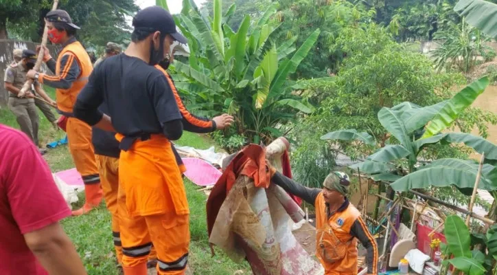 Ilustrasi, petugas tengah membongkar gubuk liar di area KBB Menteng, Jakpus. (foto: ist)