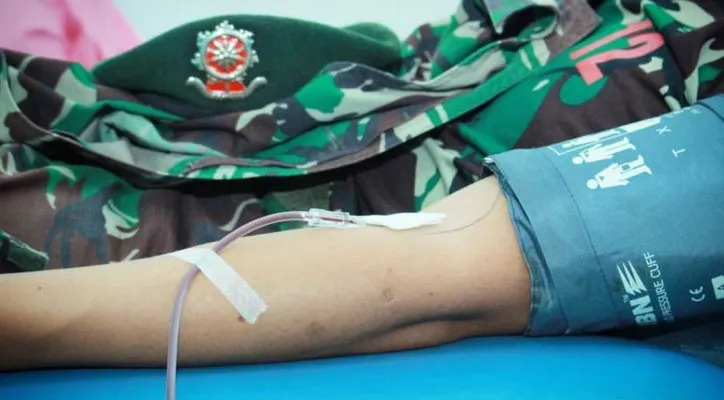 Seorang prajurit TNI melakukan donor darah pada bulan puasa. (foto: ist)