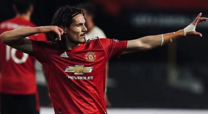 Pemain MU, Edinson Cavani selebrasi usai mengoyak gawang AS Roma. (ist)