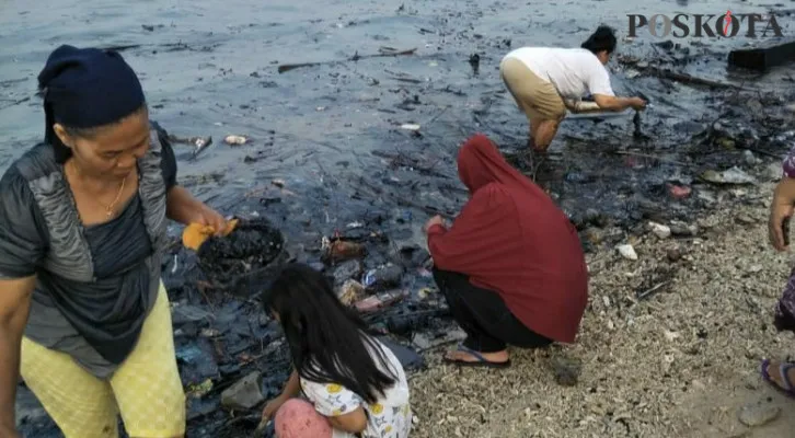 Warga ikut serta membersihkan limbah minyak yang mencemari sepanjang badan Pantai Arsa, Pantai Sakura wilayah pantai RT 03, RW 03 dan di pantai selatan daya Pulau Untung Jawa. (ist)