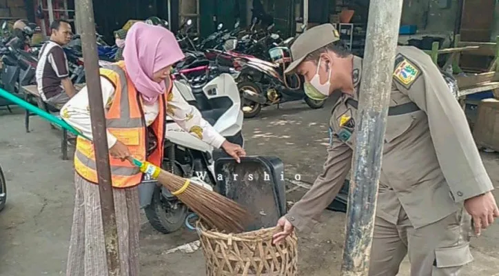 26 orang yang tidak mengenakan masker disanksi kerja sosial dengan membersihkan fasilitas umum di Tanjung Priok. (ist)