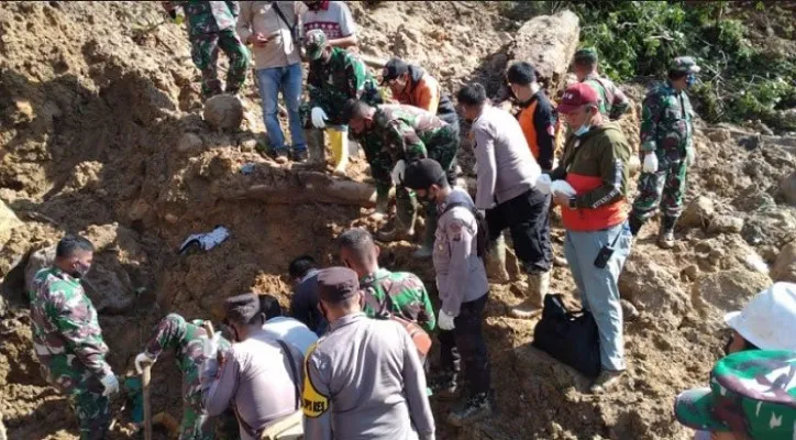 Pencarian korban akibat tanah longsor akibat tanah longsor di Kabupaten Tapanuli Selatan. (foto: ist)