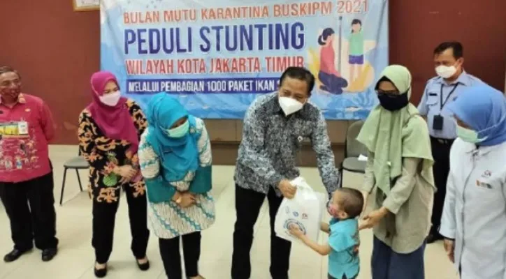 JATINEGARA, POSKOTA.CO.ID - Memberikan makanan terbaik, anak-anak di wilayah Jakarta Timur diajak makan ikan. Bahkan, Suku Dinas Ketahanan Pangan, Kelautan dan Perikanan (KPKP) Jakarta Timur membagikan 1.000 paket ikan beku untuk anak-anak pada Jumat (30/4).Kasudin KPKP Jakarta Timur, Yuli Absari mengatakan, pemberian ikan tersebut sebagai upaya mencegah kasus anak stunting atau gangguan pertumbuhan secara fisik dan kemampuan intelektual anak."Karena ikan ini memiliki kandungan protein hewani omega 3, sehingga sangat bermafaat dalam menangani stunting," katanya, Jumat (30/04/2021).Berdasarkan data yang didapat, kasus stunting di Jakarta Timur itu sendiri hingga kini jadi masalah yang belum terselesaikan.Pada tahun 2019 Jakarta Timur menduduki posisi tertinggi balita kerdil dengan kategori pendek sebanyak 4.857 anak balita, sedangkan kategori pendek sebanyak 5.628 anak balita."Karena itu bantuan pemberian ikan iri disebar dibeberapa wilayah yang tingkat stuntingnya tinggi," ujarnya Yuli.Ditambahkan Yuki, pembagian 1.000 paket ikan disebar di beberapa Kelurahan Cipinang Besar Utara untuk 318 anak, Cipinang Muara untuk 265 anak, Bidara Cina untuk 107 anak. Selanjutnya di Cipinang Besar Selatan untuk 53 anak, Kampung Melayu untuk 51 anak, Pondok Kelapa untuk 107 anak, dan Pulo Gebang untuk 91 anak. “Semoga stunting di Jakarta Timur dapat ditangani, dengan pemberian makanan bergizi kepada anak-anak seperti ikan," tukasnya. (Ifand)Sebanyak 1000 ikan yang disebar untuk pertumbuhan gizi anak. (foto: ist)