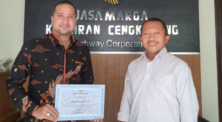 Direktur PT JKC Agung Widodo memberikan penghargaan kepada Rishi Wahab Law Office. (foto: ist)