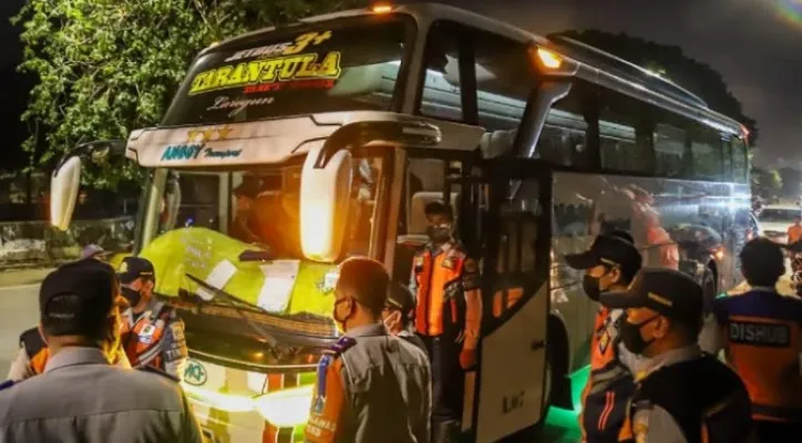 Bus AKAP diperiksa. Sudinhub Jakarta Utara dan Polri-TNI menggelar Operasi Lintas Jaya menyisir sejumlah terminal bayangan. (foto: ist)