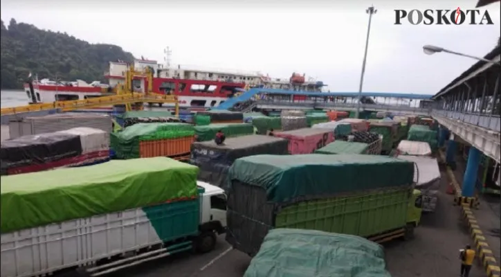 Kendaraan truk ekspedisi masih mendominasi di Pelabuhan Merak. (foto: Luthfi/poskota.co.id)