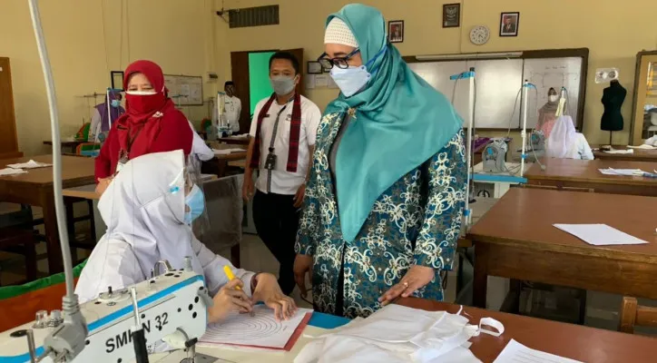 Komisioner KPAI Retno Listyarti saat kunjungan ke sekolah. (foto: ist)