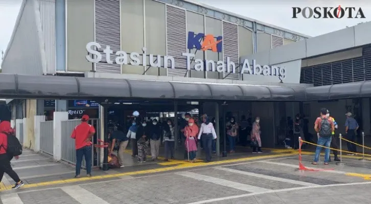 Situasi Stasiun Tanah Abang pada Senin (03/05/2021) yang terpantau normal pasca penumpukan penumpang Sabtu lalu. (foto: cr05/poskota.co.id)