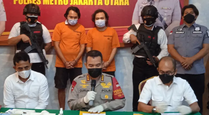 Vokalis dan mantan drumer band Deadsquad, saat dihadapkan ke awak media atas kasus penyalahgunaan Narkotika di Mapolres Metro Jakarta Utara. (yono)